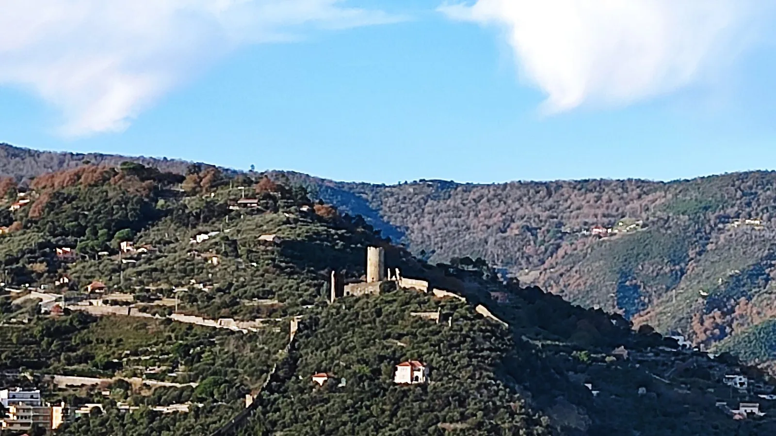Il Castello di Monte Ursino sulla collina sopra Noli