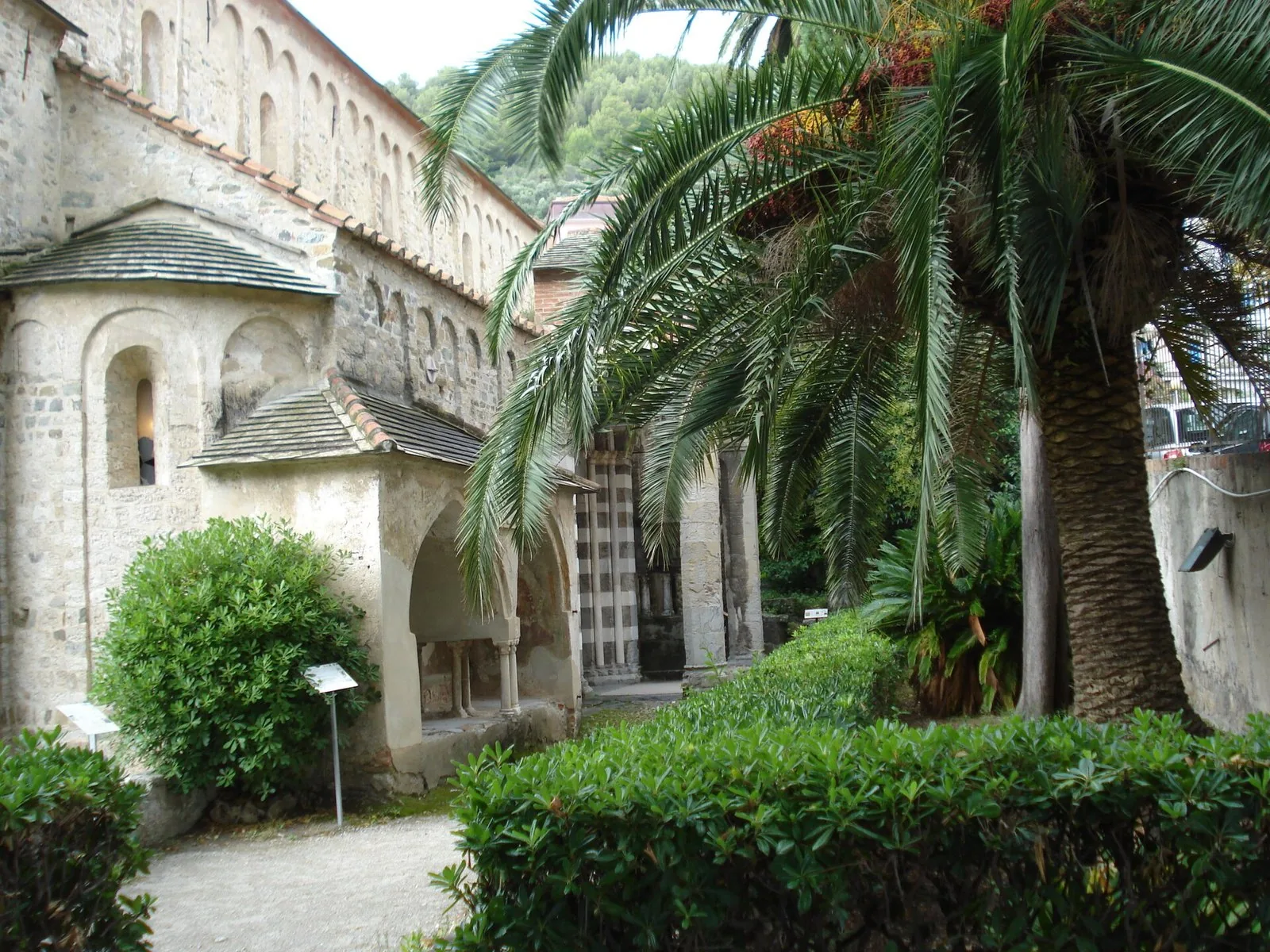 Il fianco della chiesa di San Paragorio con il campanile e le palme