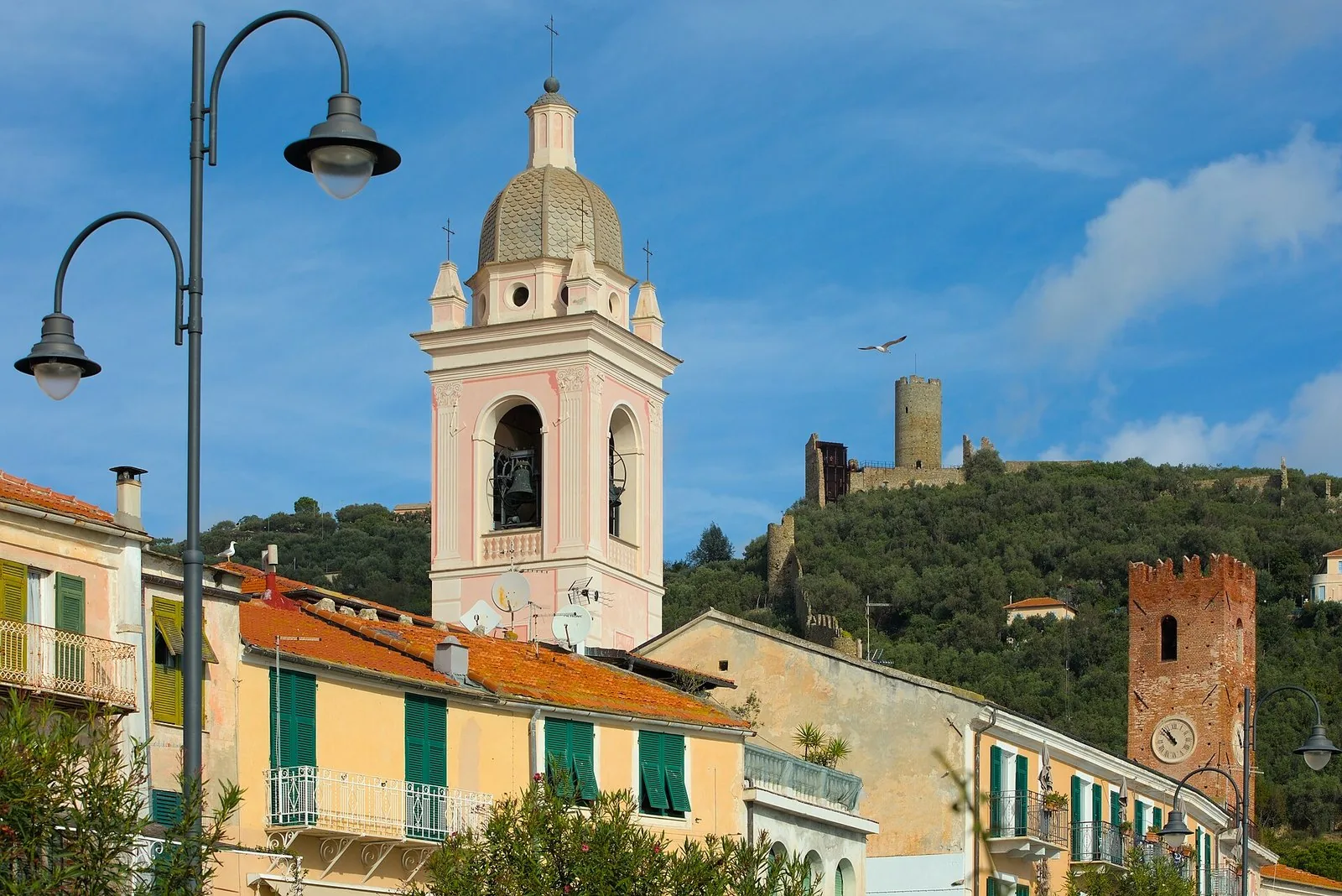 Il campanile e le torri medievali di Noli con il castello sulla collina